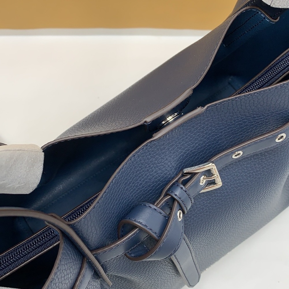 MICHAEL KORS OUTLET
Emilia Large Pebbled Leather Tote Bag
COLOR NAVY
NWT - Picture 9 of 16